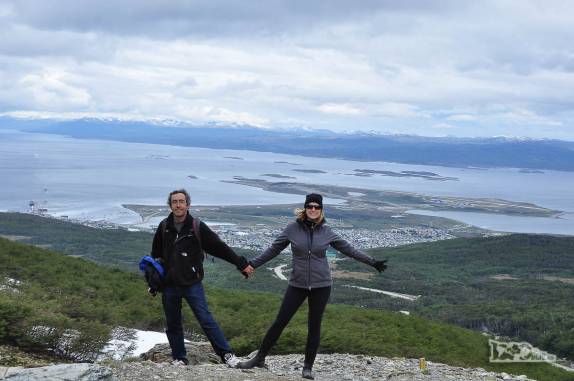 A magnífica vista para Ushuaia e seu aeroporto, do alto da trilha para o glaciar Martial, no sul da Terra do Fogo, na Argentina